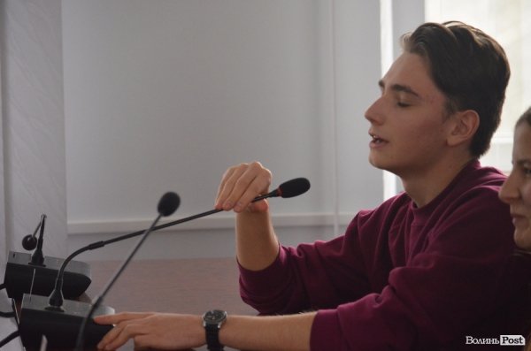 Луцькі школярі «одягли шкуру» депутатів. ФОТО 