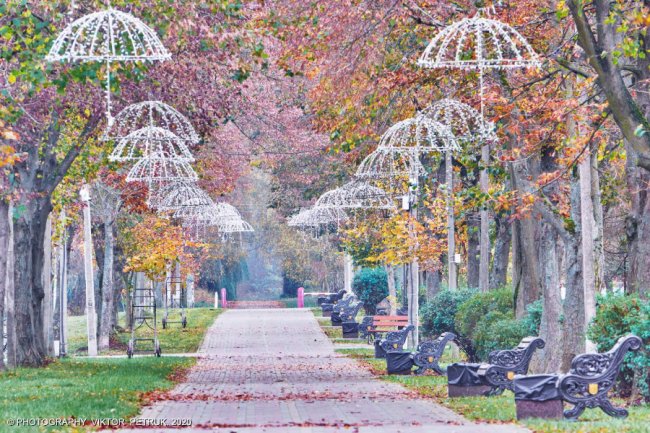 Неймовірна осінь у луцькому парку. ФОТО
