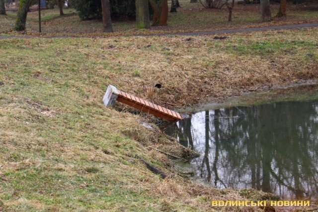 Вандали перевертали лавки у центральному парку Луцька