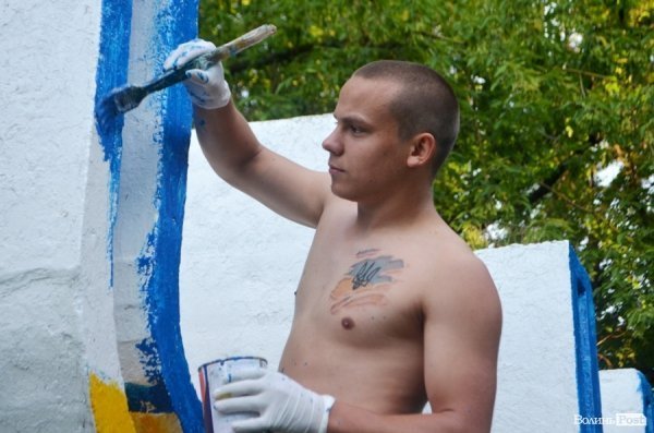 В'їзні знаки в Луцьк розфарбували синьо-жовтим. ФОТО