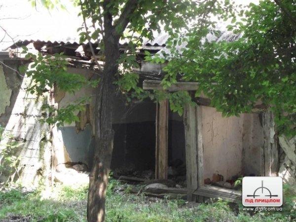 У Старому місті Луцька руйнуються два старі будинки. ФОТО