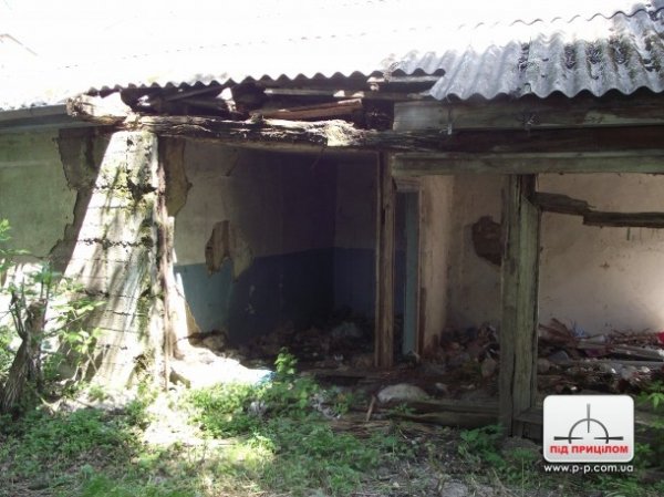 У Старому місті Луцька руйнуються два старі будинки. ФОТО