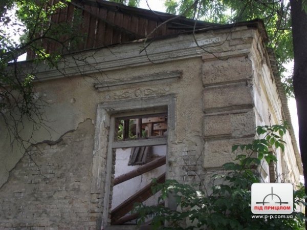 У Старому місті Луцька руйнуються два старі будинки. ФОТО