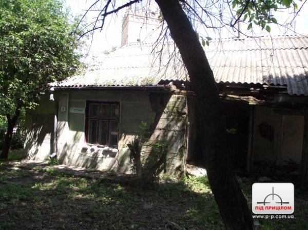 У Старому місті Луцька руйнуються два старі будинки. ФОТО