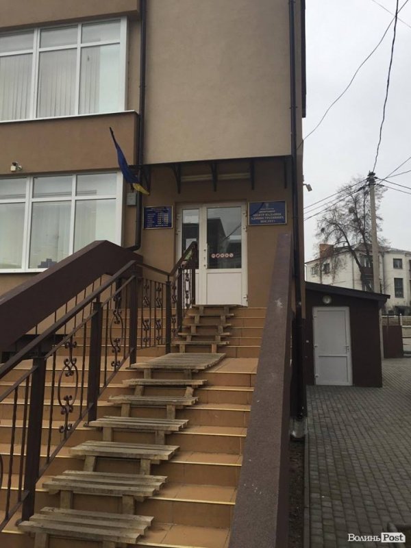 Реєструвати авто в Україні тепер буде ЦНАП. ФОТО