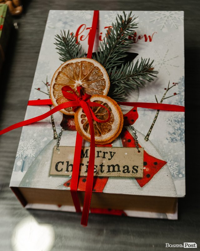 Час небанальних і красивих подарунків: де у Луцьку купити набори із корисних смаколиків*