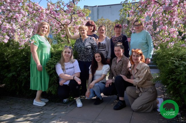 У Луцькому зоопарку зацвіли сакури. ФОТО