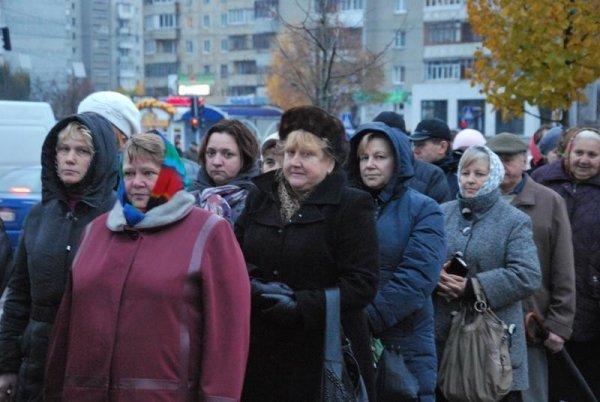 До Плащаниці у Луцьку зійшлися, як на Паску. ФОТО. ВІДЕО