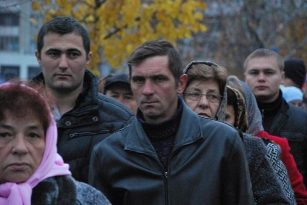 До Плащаниці у Луцьку зійшлися, як на Паску. ФОТО. ВІДЕО