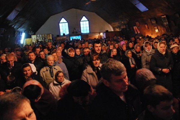 До Плащаниці у Луцьку зійшлися, як на Паску. ФОТО. ВІДЕО