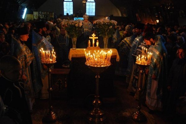 До Плащаниці у Луцьку зійшлися, як на Паску. ФОТО. ВІДЕО