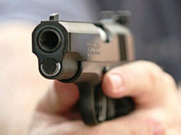 У Запоріжжі підлітки з пістолетом намагались пограбувати три крамниці. ВІДЕО