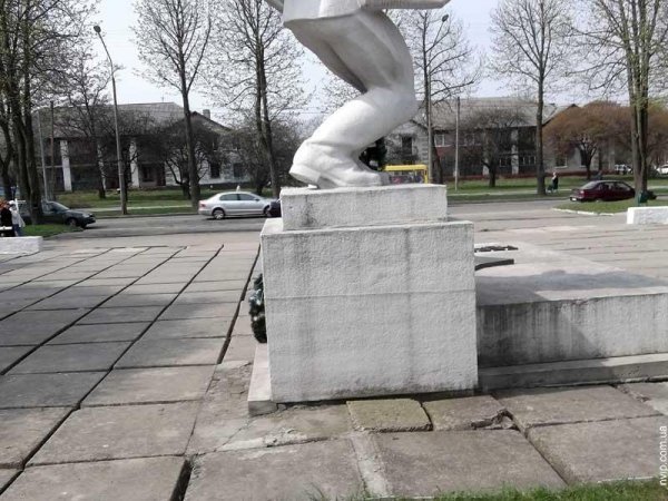 Влада Нововолинська «збиває» з людей гроші на «помпезний» ремонт радянського пам'ятника, – активісти