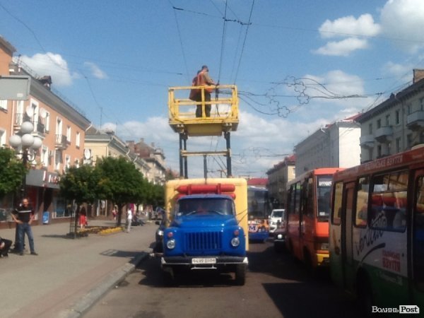 Луцькі тролейбуси одночасно зупинилися в центрі міста. ФОТО