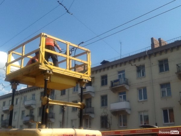 Луцькі тролейбуси одночасно зупинилися в центрі міста. ФОТО