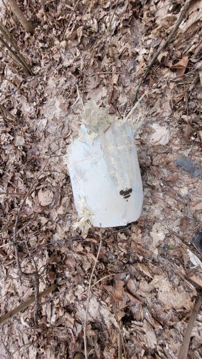 Уламки збитої ракети впали на багатоповерхівку на Харківщині