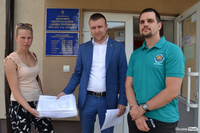«Дістав сморід!»: Луцькій міськраді передали підписи щодо слухань