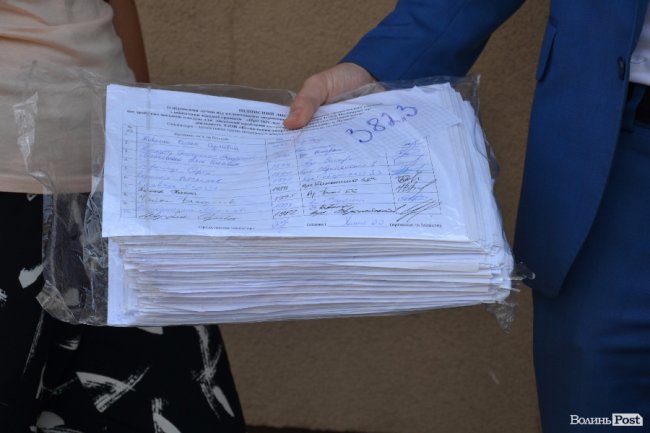 «Дістав сморід!»: Луцькій міськраді передали підписи щодо слухань