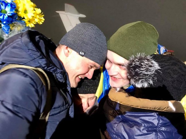 Фото зустрічі звільненого з полону волинянина