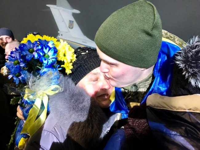 Фото зустрічі звільненого з полону волинянина