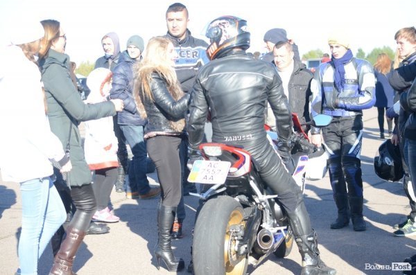 Під Луцьком відбувся чемпіонат з дрег-рейсингу. ФОТО