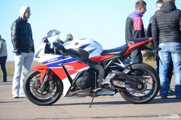 Під Луцьком відбувся чемпіонат з дрег-рейсингу. ФОТО