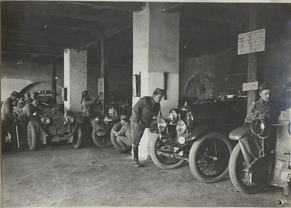 Гаражі австрійського війська в луцьку. Фото з Австрійської національної бібліотеки 