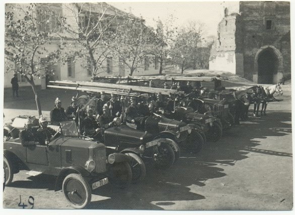 Автопарк луцької пожежної команди. Фото в замку Любарта, з приватної колекції