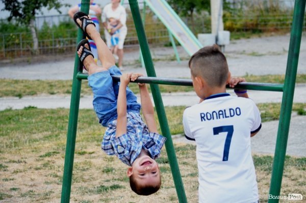 Акробати та гімнасти відкрили спортивний майданчик у Луцьку. ФОТО