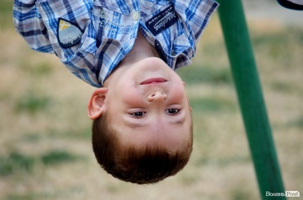 Акробати та гімнасти відкрили спортивний майданчик у Луцьку. ФОТО