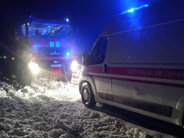 На Волині у снігу застрягла «швидка» з породіллею