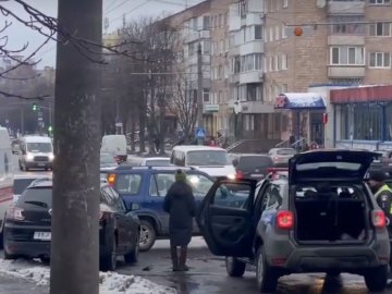 У Луцьку під час аварії на проспекті Відродження постраждали люди. ВІДЕО