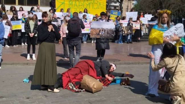 У Луцьку влаштували акцію на підтримку людей, які перебувають у Маріуполі