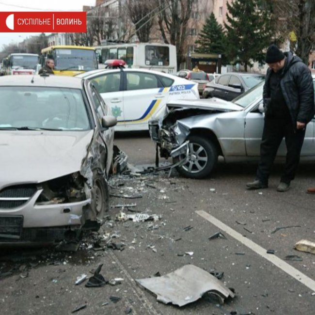 Ранкове зіткнення на проспекті Перемоги: потерпіла – пасажирка таксі. ФОТО 