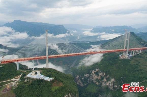 У Китаї побудували найвищий у світі підвісний міст. ФОТО