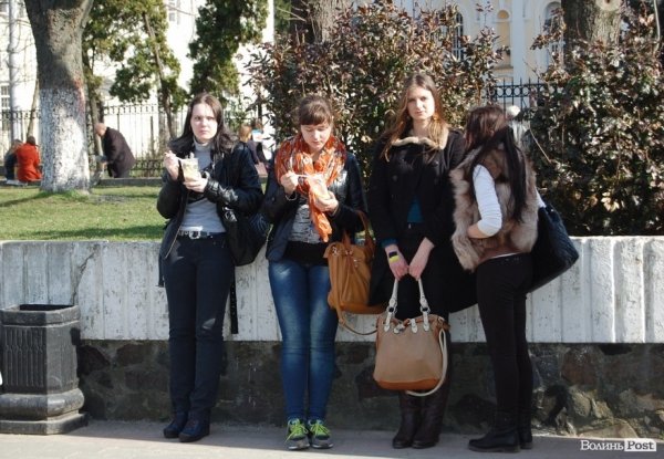 У Луцьку студенти годували кулішем. ФОТО