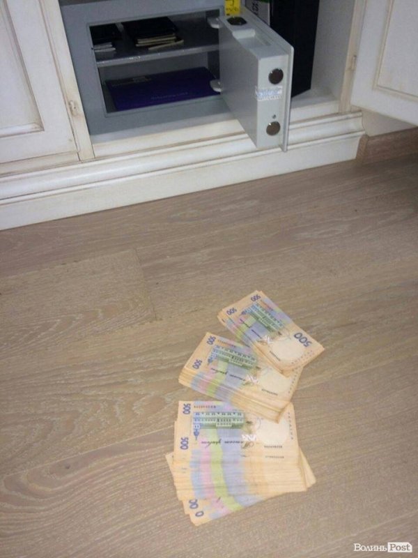 Київські податківці погоріли на хабарі у 4 мільйони гривень. ФОТО