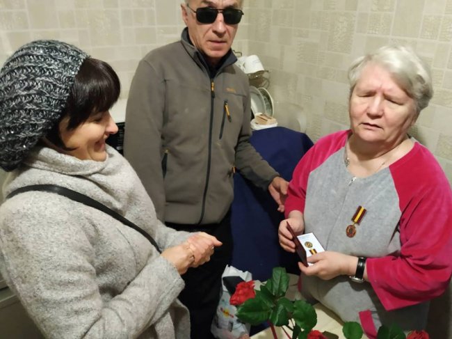 Волонтерка від Бога: зворушлива історія про незрячу бабусю з Луцька