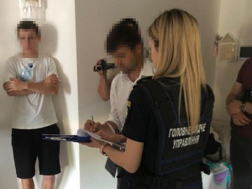 Розкрадання пів мільйона доларів: у керівника з Міноборони пройшли обшуки, у дивані знайшли гроші