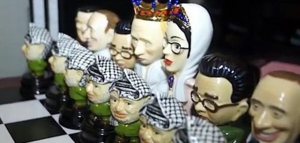 Знайшли шахи Януковича, де у ролі фігурок виступають відомі політики. ФОТО