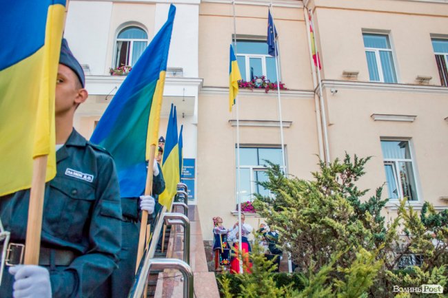 Над Луцьком урочисто підняли синьо-жовтий прапор. ФОТО