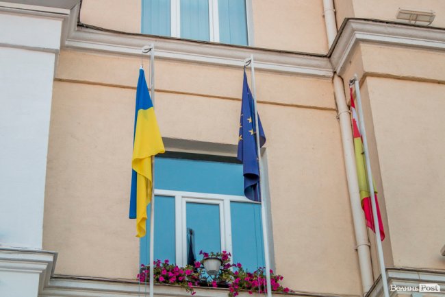 Над Луцьком урочисто підняли синьо-жовтий прапор. ФОТО