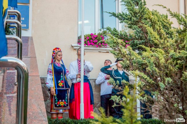 Над Луцьком урочисто підняли синьо-жовтий прапор. ФОТО