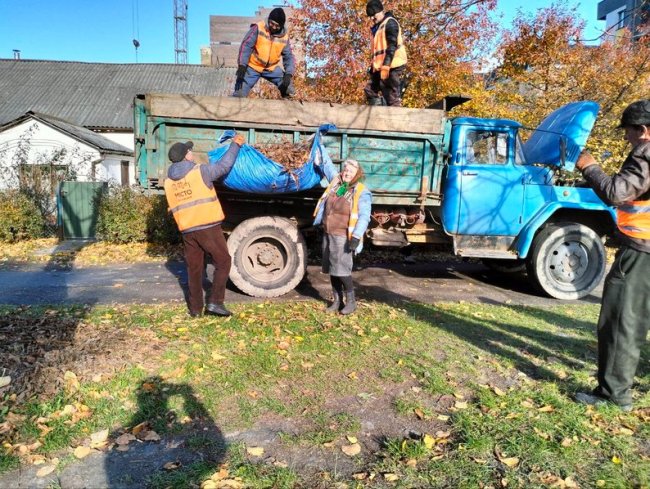 Щодня до 5 тонн: як комунальники у Луцьку утилізовують опале листя