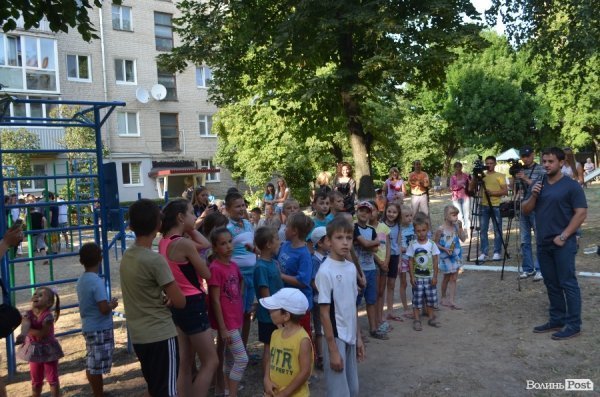 У луцьких дворах - нові спортивні майданчики. ФОТО