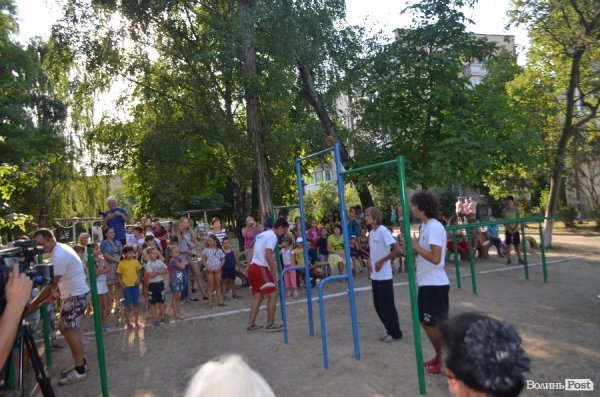 У луцьких дворах - нові спортивні майданчики. ФОТО