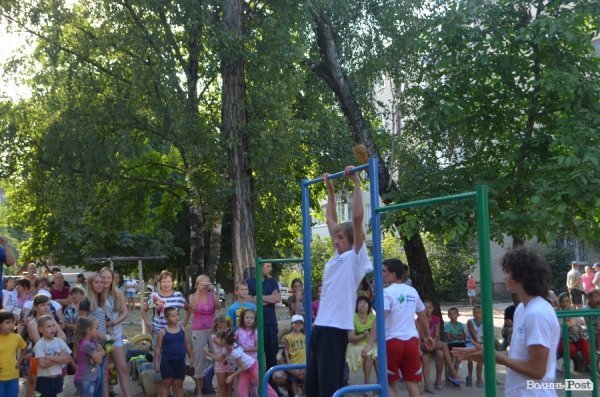 У луцьких дворах - нові спортивні майданчики. ФОТО