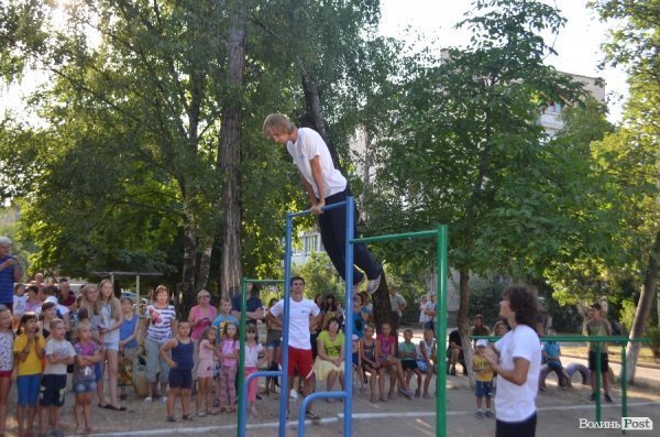 У луцьких дворах - нові спортивні майданчики. ФОТО