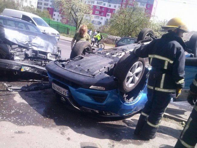 У Луцьку – жахлива аварія: автомобіль перевернувся на дах. ФОТО