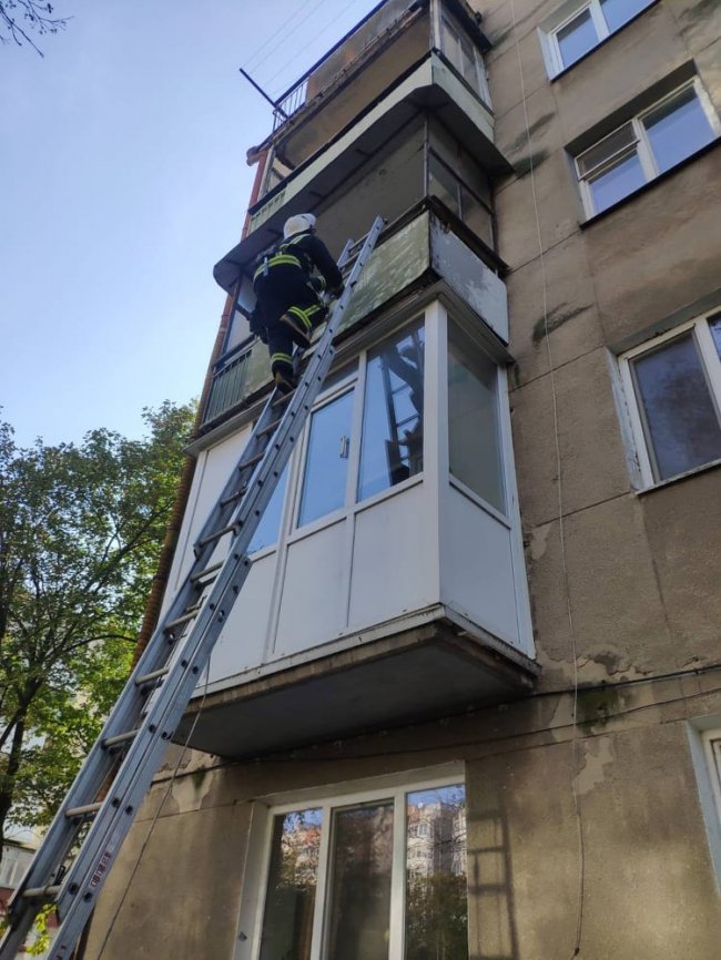 Впала і травмувалася: у Луцьку з квартири визволили жінку 